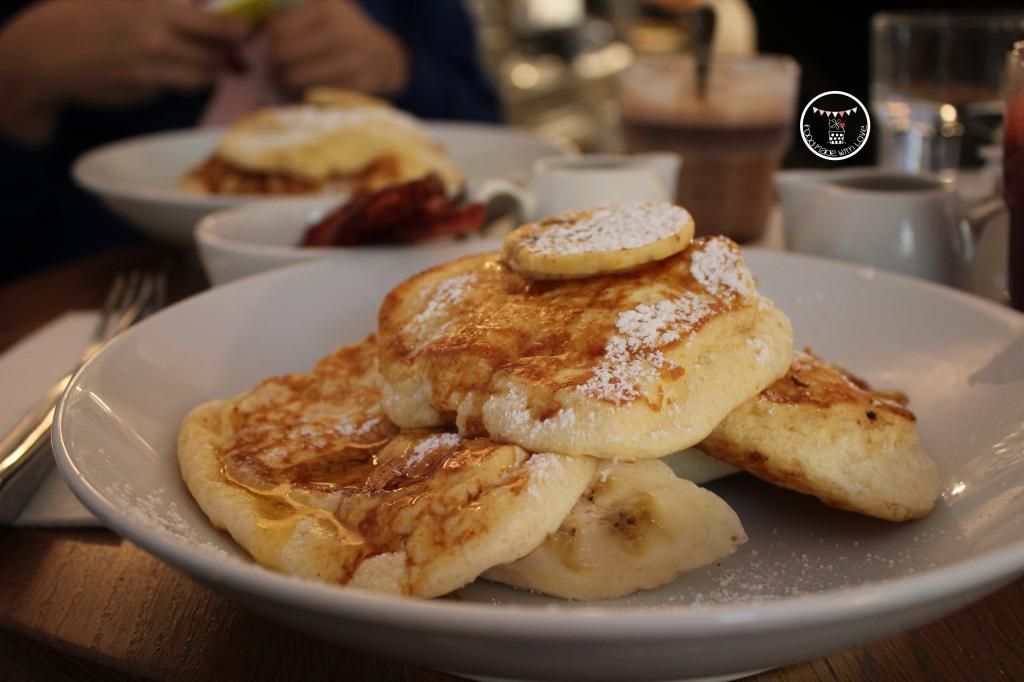Ricotto hotcakes with banana and honeycomb butter