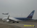 Boeing B767 en linea de espera para su posterior despegue