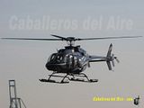 Bell segundo antes de aterrizar en un helipuerto en el down town de Manhattan NY USA
