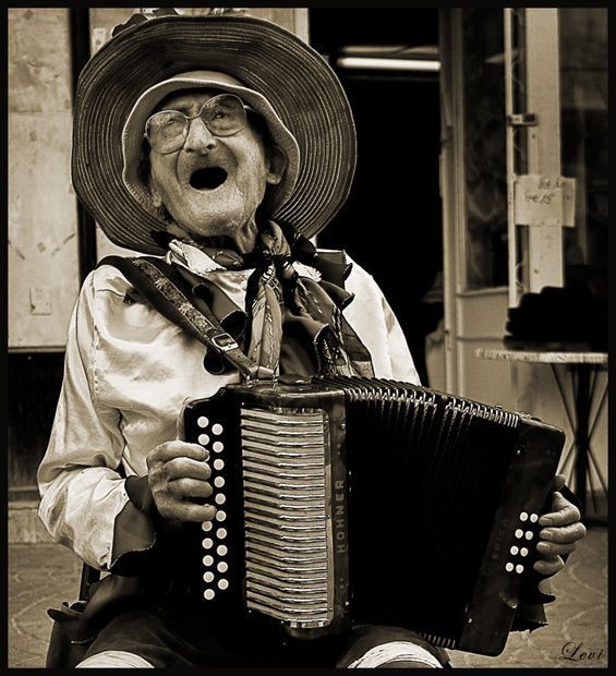 Vecchio Che Suona Photo by princesasenzarom Photobucket