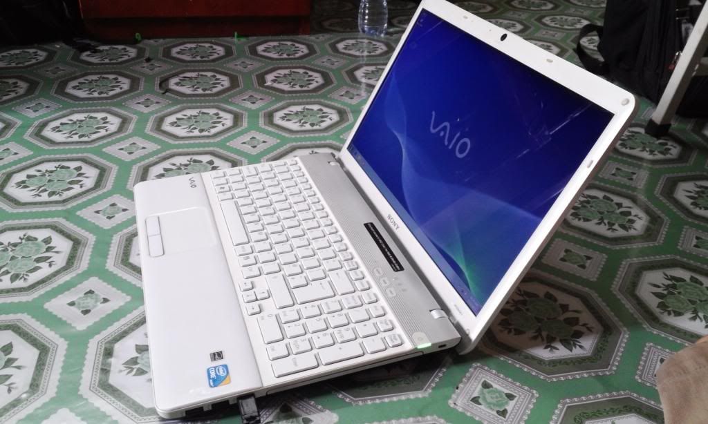 Cần bán Laptop Sony Vaio Core I3 Màu trắng, mới sách tay US về - 1