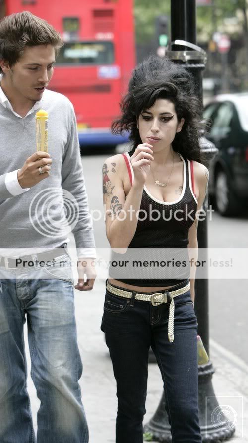 http://i287.photobucket.com/albums/ll133/lynx_1992/amy_winehouse_09_wenn1586451.jpg